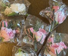 Artificial flowers (x6)