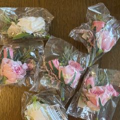 Artificial flowers (x6)