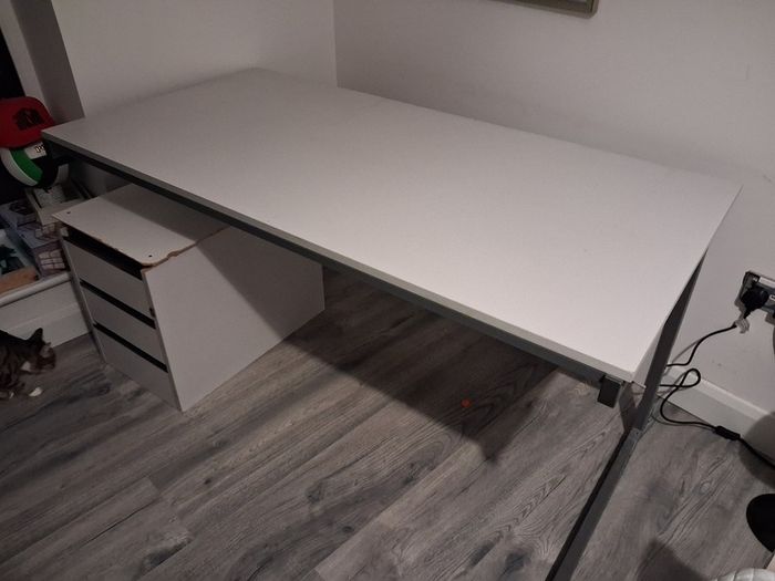 White desk,solid desk.good condition