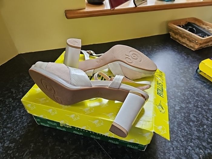 Ladies sandals