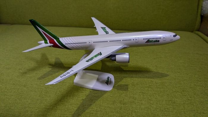 Alitalia 1:200 scale model airplane, Boeing 777-200 aircraft, NEW