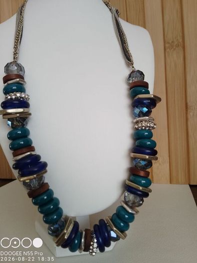 An Authentic, signed  Kenneth Cole (New York) necklace..