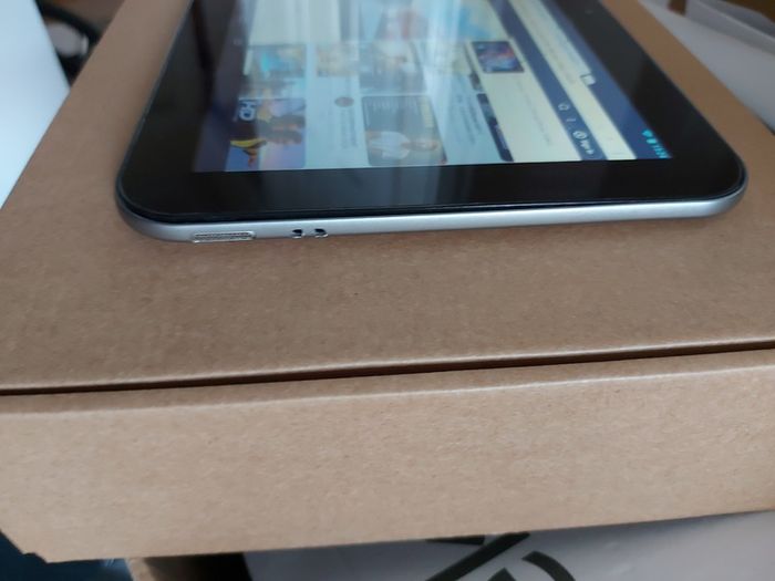 Toshiba 10.1inch Tablet, Model AT10-A, 16GB, great for internet, youtube, games, etc (Circular crack on screen)