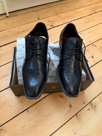 Men's formal shoes