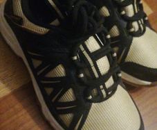 girl's shoes, size 3