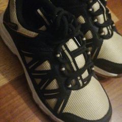 girl's shoes, size 3
