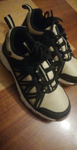 girl's shoes, size 3