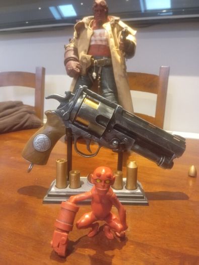 Hellboy 1:1 scale gun with base and bullets