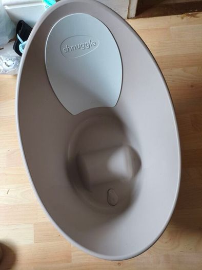 Shnuggle Newborn Baby Bath | Built in Support Bump and Soft Backrest | Suitable from Newborn | Bath Seat Support Includes Plug | White with Grey backrest