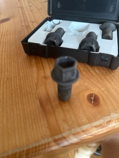 Mercedes wheel bolts