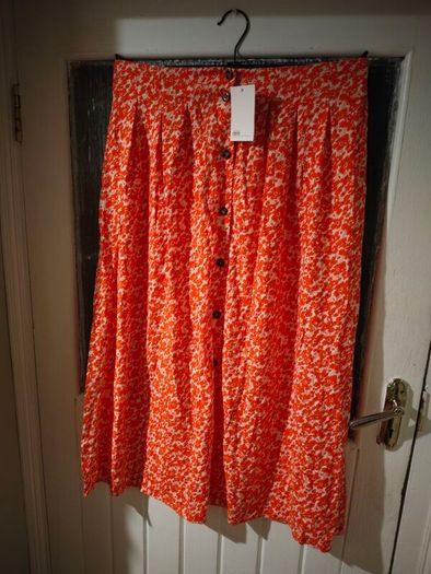 Asos Printed Crepe Midi Skirt features an orange ditsy floral print and a button down front. New with Tags