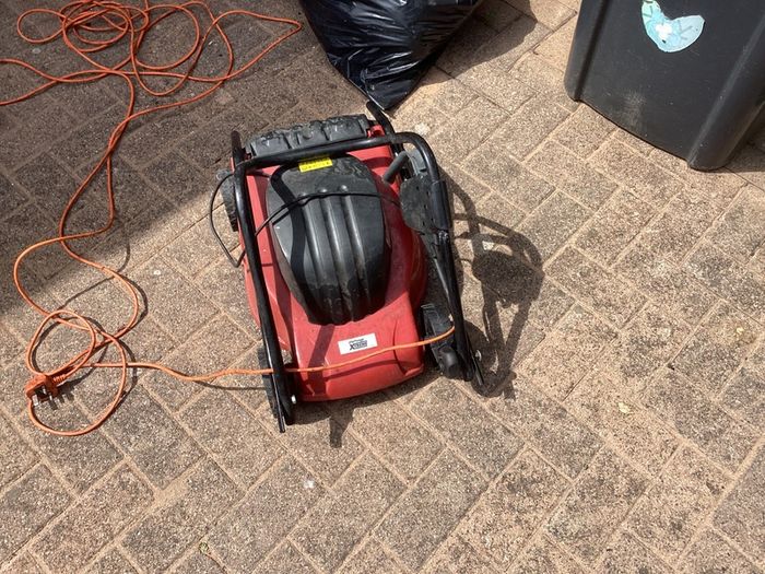 Electric lawnmower