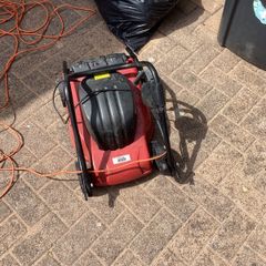 Electric lawnmower