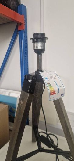 Tripod table lamp