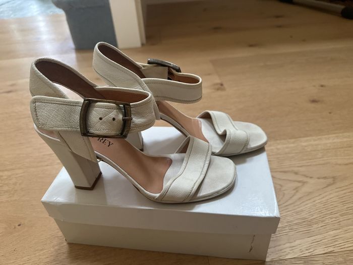 Cream Sandals by Isabella Rey of Italy