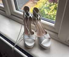 White heels size 5