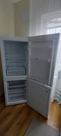 LOGIK 60/40 Fridge Freezer - White
