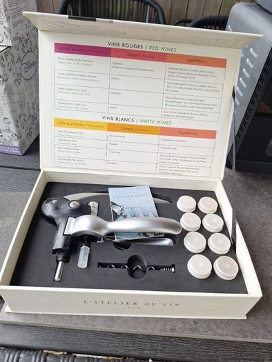 A lovely presentation box with lever corkscrew & primary wine aromas