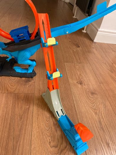 Hot wheels T-rex loop track