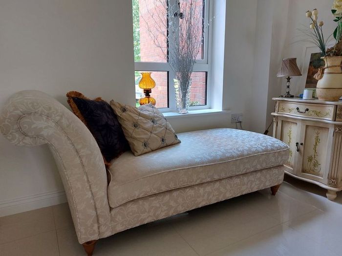 chaise lounge