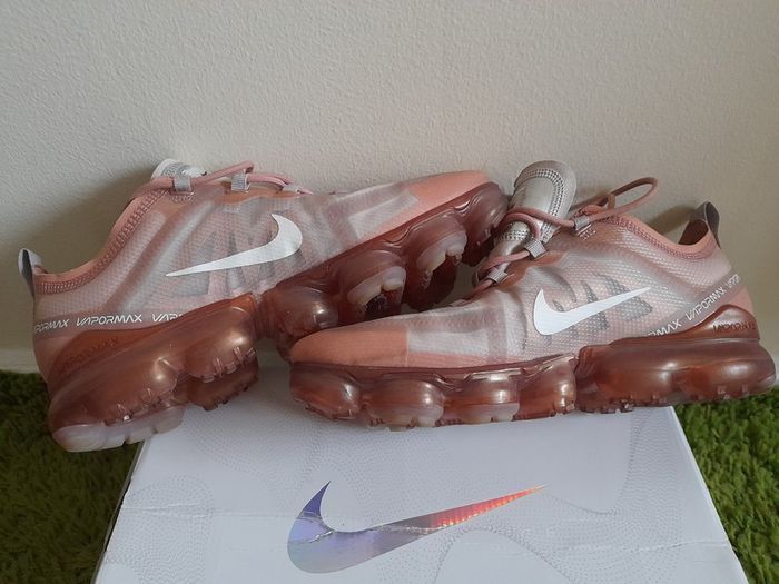 Nike Air VaporMax 2019 Rose Gold (Women's) UK-7.5/EUR-42 AR6632-601 Rose Gold/Moon Particle-Summit White-2019