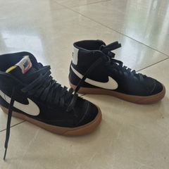 girls nike ankle black and white sneakers runners size UK 3.5 EUR 36.5