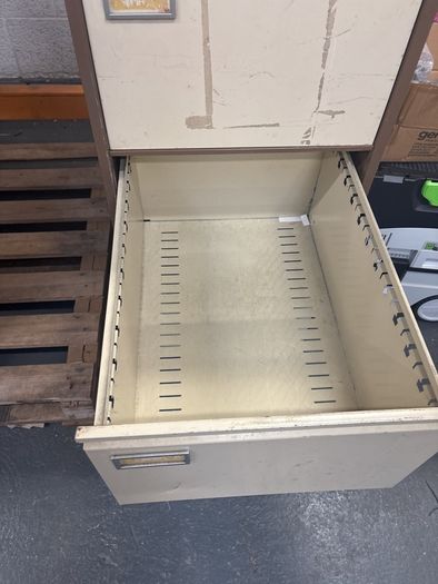 Filing cabinet 4 drawer no key