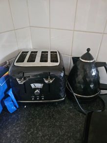 black kettle and toaster