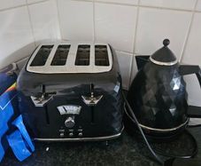 black kettle and toaster