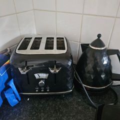 black kettle and toaster