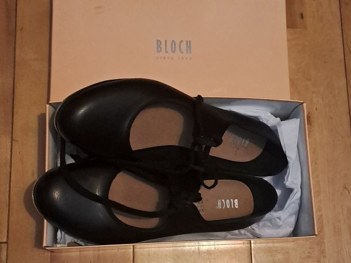 Tap shoes, size 8