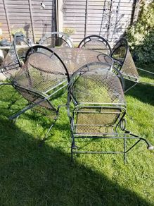 garden table and chairs