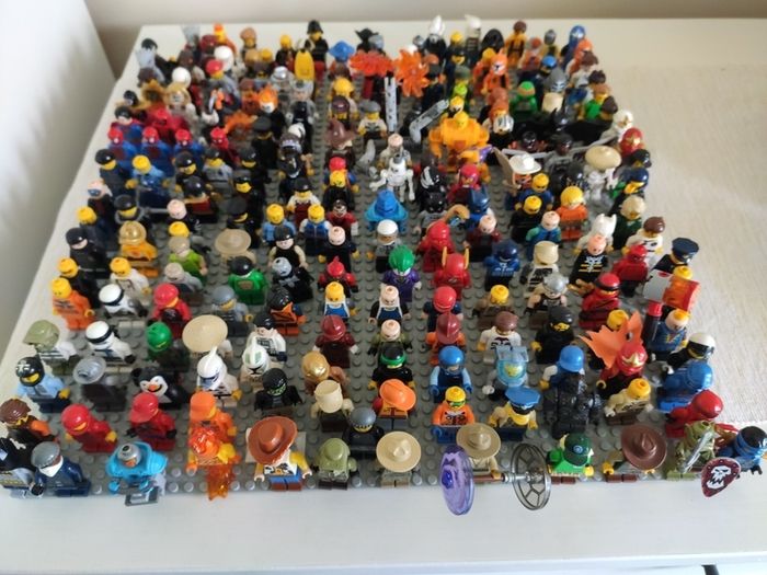 LEGO Collection (2011-2018) Mixed Figures & Bricks, Blue Ninjago NRG Zane figure with his spinner.