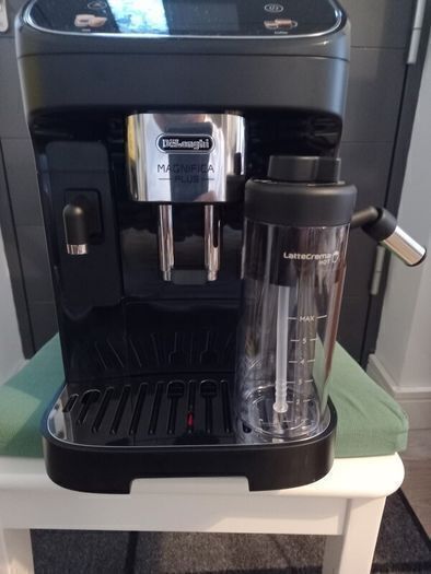 Delonghi Magnifica Plus Automatic Coffee Maker - Black