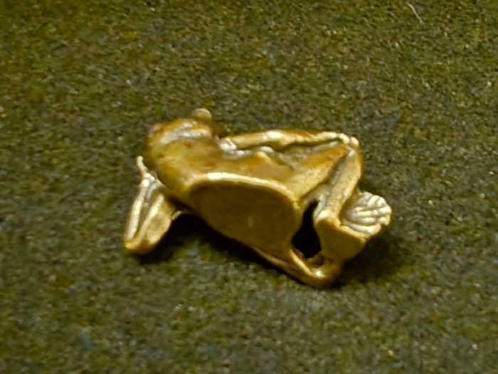 3 brass frogs.