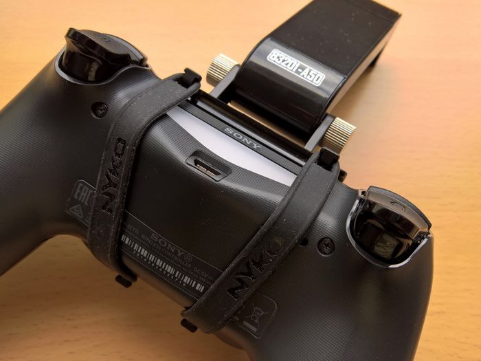 NYKO DualShock 4 Controller Phone Clip