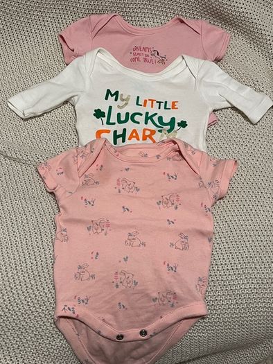 9 baby bodysuits 0-3 monts