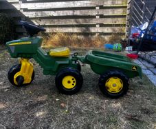 John Deere Tractor Ride on and cart