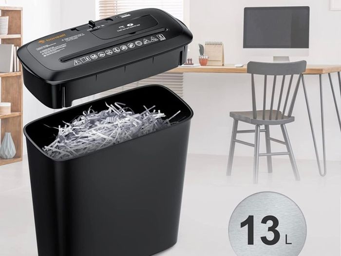 8 Sheet Strip Cut Paper Shredder, A4 Paper, Credit Card and CD/DVD Shredder for Home Use With 13L Wastebasket, Black (FREE POSTAGE)