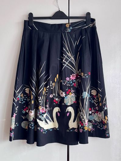 Black Swan Print Knee Length Skirt | Floral & Nature Design | Size 14 Approx