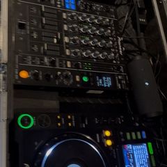 Pair of Pioneer CDJ 2000 and DJM-850 mixer