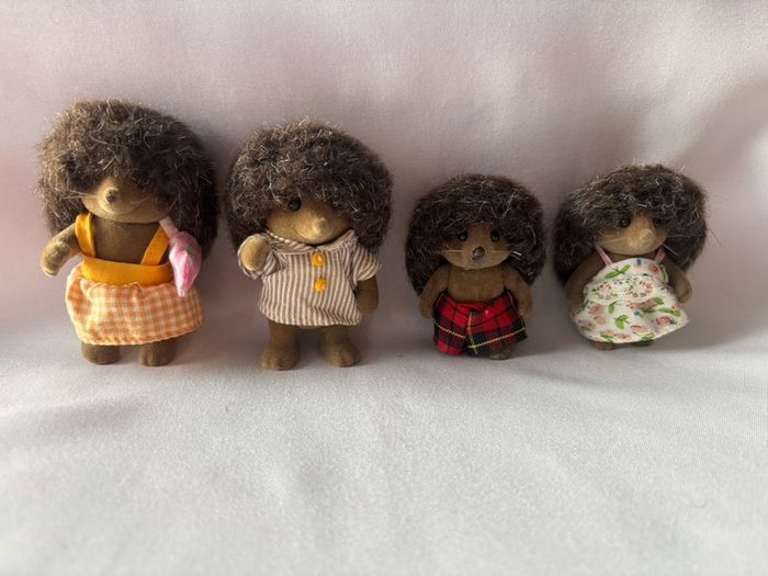 21 Sylvanian Families dolls