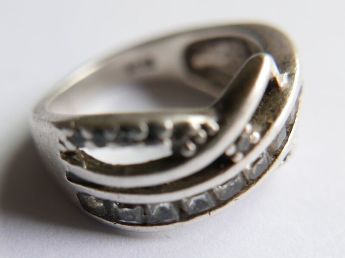 Vintage 925 Sterling Silver Crossover Ring with Stone Setting size M - 5,1g