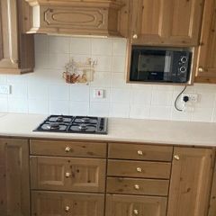 Kitchen units, dishwasher and fridgefreezer