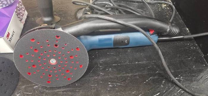 BOSCH GET 75-150 corded sander and full box of 3M Xtract 80 grit sander discs plus other pads