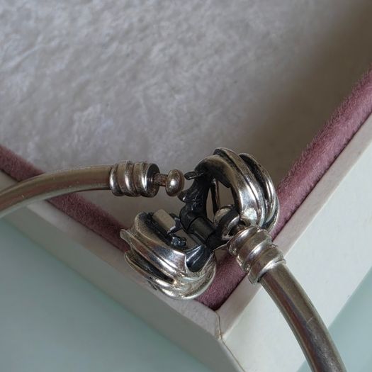 Pandora Moments encircled clasp bangle openwork swirl clasp holding a sparkling center crystal in great condition
