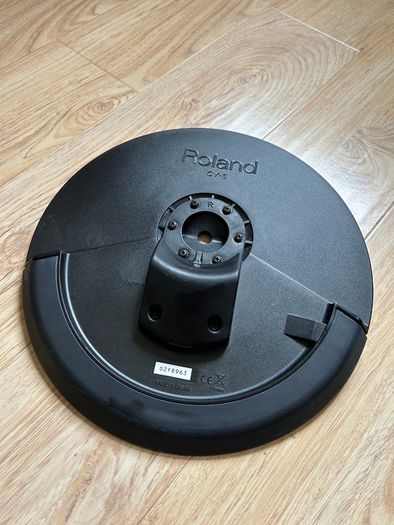 Roland e-drum pads, cymbals + hi-hat