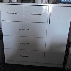 chest of drawers
