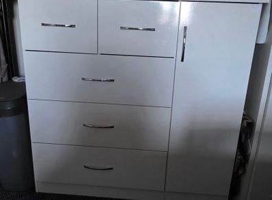chest of drawers