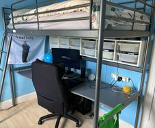 svarta loft bed and desk